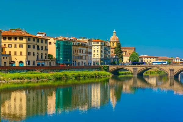 イタリア、フィレンツェのアルノ川の岸壁 — ストック写真