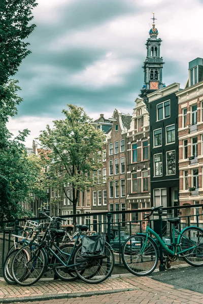 Amsterdamse gracht en brug met fietsen, Holland — Stockfoto