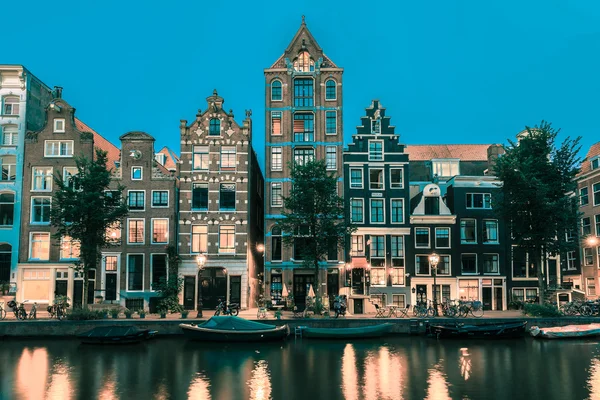 Natt Amsterdam canal med holländska hus — Stockfoto