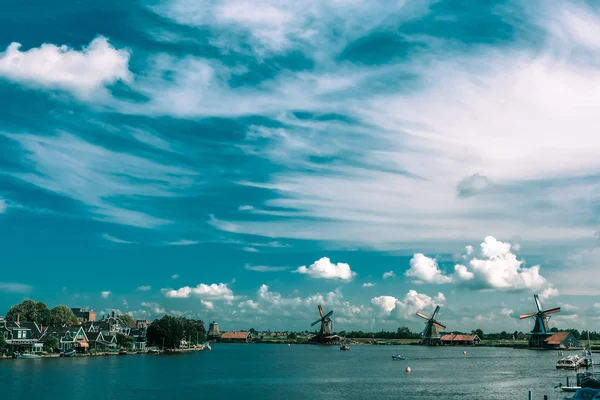 Molinos de viento en Zaanse Schans, Holanda, Países Bajos — Foto de Stock