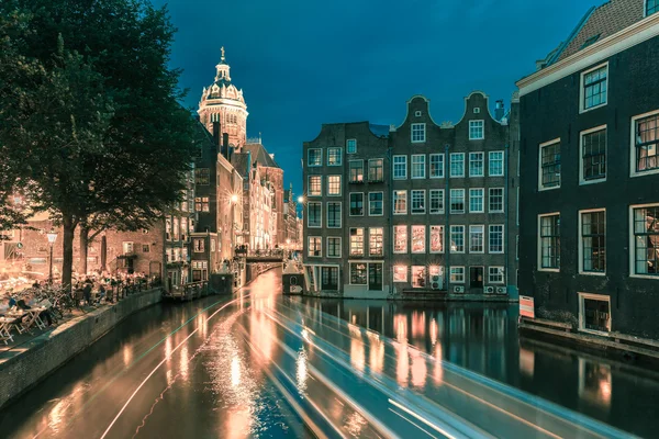 Night Amsterdam canal, church and bridge — Stock Photo, Image
