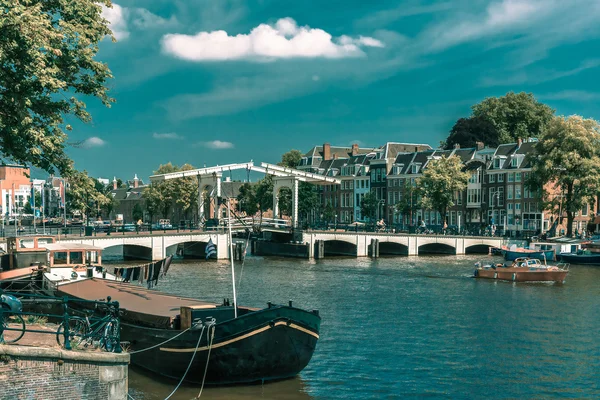 Amstel och bro Magere Brug, Amsterdam, Holland — Stockfoto