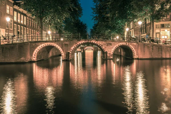 Ночные Амстердамские каналы и семь мостов — стоковое фото
