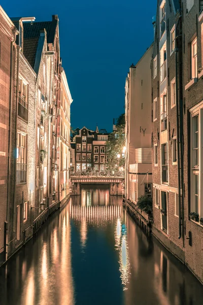 Vista nocturna del canal y puente de Ámsterdam —  Fotos de Stock