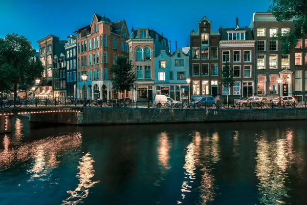 Noite Amsterdam canal com casas holandesas — Fotografia de Stock