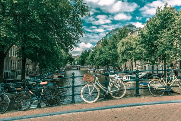 Amsterdam canal, puente y bicicletas — Foto de Stock