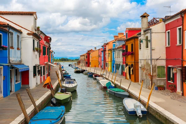 Renkli evler burano, Venedik, İtalya — Stok fotoğraf