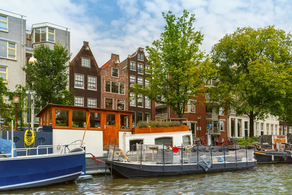 Amsterdams kanaler och typiska hus, Holland — Stockfoto