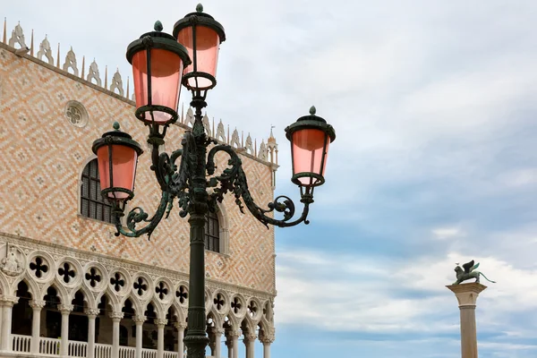 Lanterna veneziana na Praça de São Marcos, Veneza, Itália — Fotografia de Stock