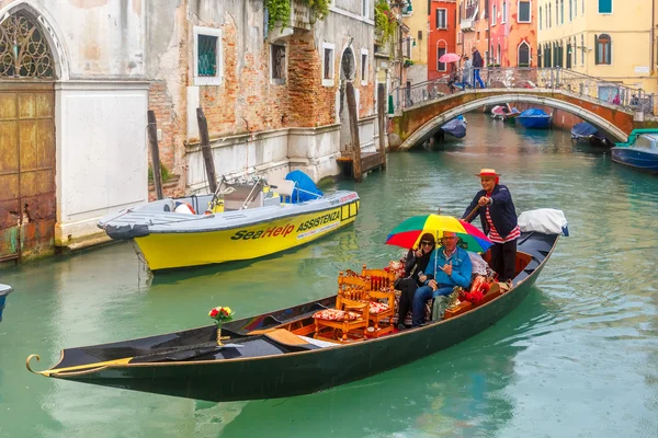 Gondol vid kanalen i regnig dag, Venedig, Italien — Stockfoto