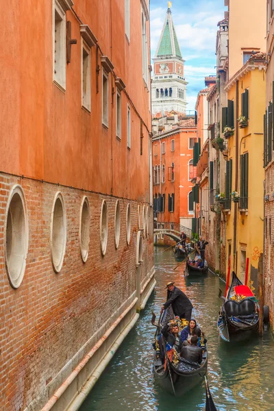 Gondolas på lateral smal kanal i Venedig, Italien — Stockfoto