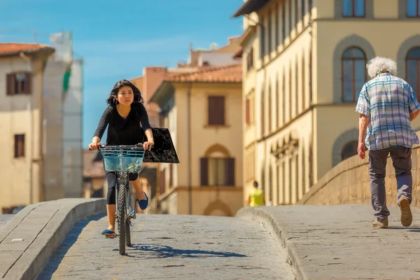 Ciclista en Puente Santa Trinita, Florencia, Italia —  Fotos de Stock