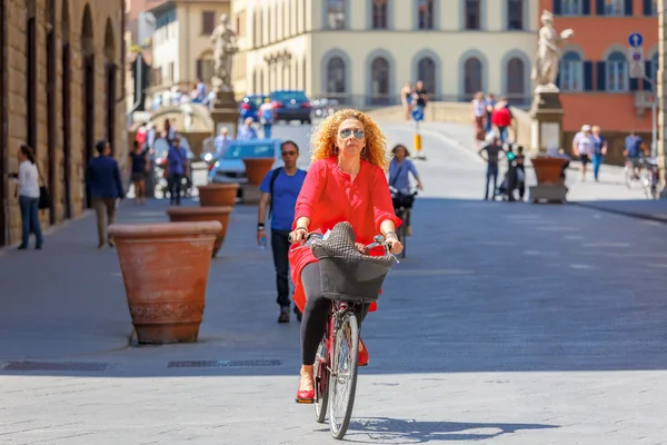 Велосипедист рядом с Bridge Santa Trinita, Флоренция, Италия — стоковое фото