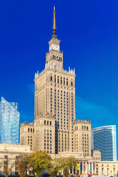 Palác kultury a vědy v centru města Varšava, Polsko. — Stock fotografie