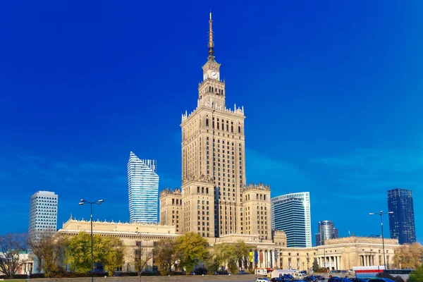 Palác kultury a vědy v centru města Varšava, Polsko. — Stock fotografie