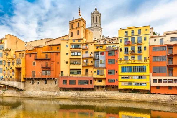 Kolorowe domy w Girona, Katalonia, Hiszpania — Zdjęcie stockowe