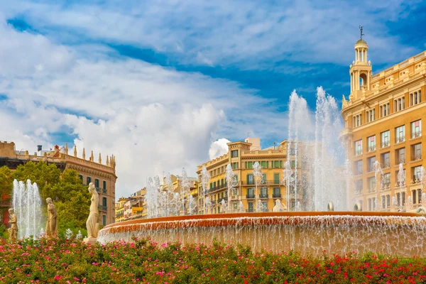 Brunnen am katalonischen Platz in Barcelona, Spanien — Stockfoto