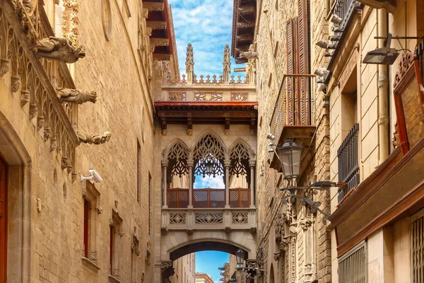 Carrer del Bisbe in Barcelona-Gotische wijk, Spanje — Stockfoto