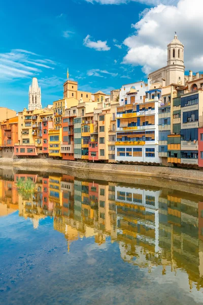 ジローナ、カタルーニャ、スペインのカラフルな家 — ストック写真