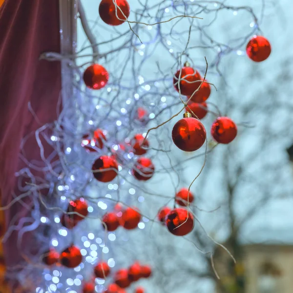 パリ, フランスのクリスマス路上の赤の光沢のあるボール — ストック写真