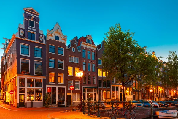 Průplav Amsterdam a typický dům, Holandsko — Stock fotografie