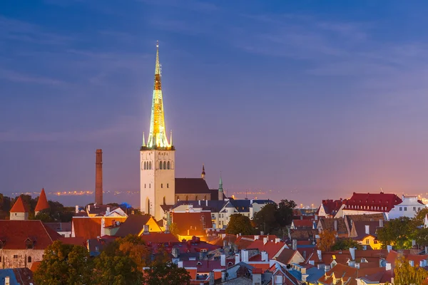 Vista aerea città vecchia di notte, Tallinn, Estonia — Foto Stock