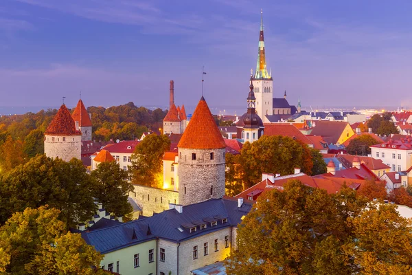 A légi felvétel a régi város a félhomályban, Tallinn, Észtország — Stock Fotó