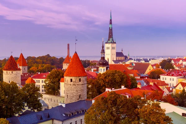 Vue aérienne vieille ville au crépuscule, Tallinn, Estonie — Photo