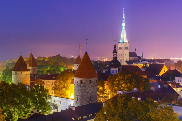 Vue aérienne vieille ville la nuit, Tallinn, Estonie — Photo