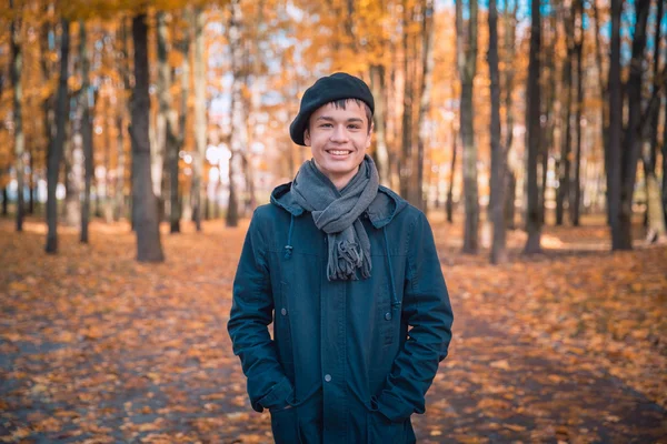 秋の日当たりの良い公園で幸せな 10 代の少年 — ストック写真