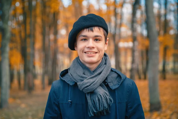 Menino adolescente feliz no outono ensolarado parque — Fotografia de Stock