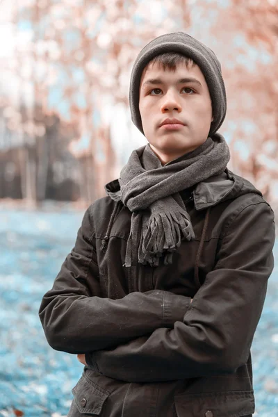 Sério adolescente no outono ensolarado parque — Fotografia de Stock