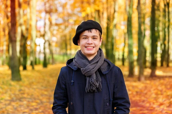 Menino adolescente feliz no outono ensolarado parque — Fotografia de Stock