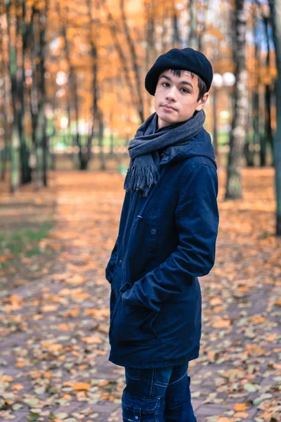 Vážnou dospívající chlapec v podzimní slunný park — Stock fotografie