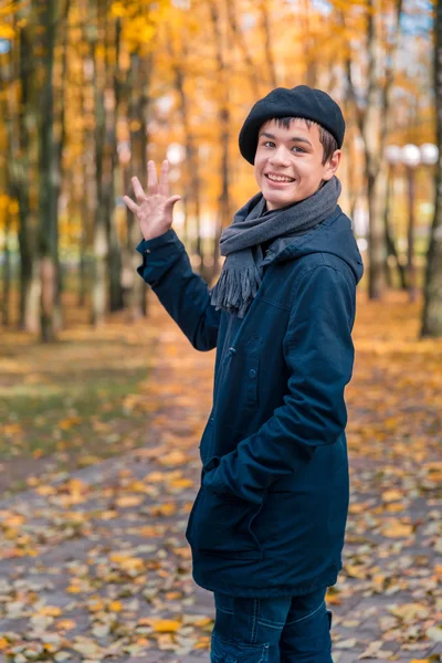 Menino adolescente feliz no outono ensolarado parque — Fotografia de Stock