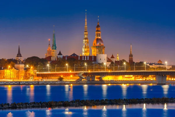 Altstadt und Fluss Daugava bei Nacht, Riga, Lettland — Stockfoto