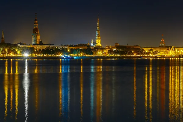 Cidade Velha e Rio Daugava à noite, Riga, Letónia — Fotografia de Stock