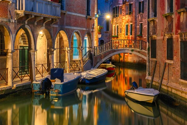 Natt laterala kanalen och bridge i Venedig, Italien — Stockfoto