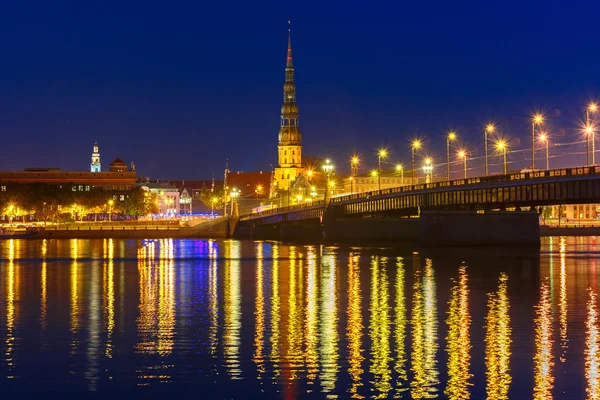 Stare Miasto i rzekę Dźwina w nocy, Ryga, Łotwa — Zdjęcie stockowe