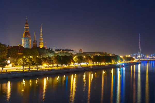 Kota Tua dan Sungai Daugava di malam hari, Riga, Latvia — Stok Foto