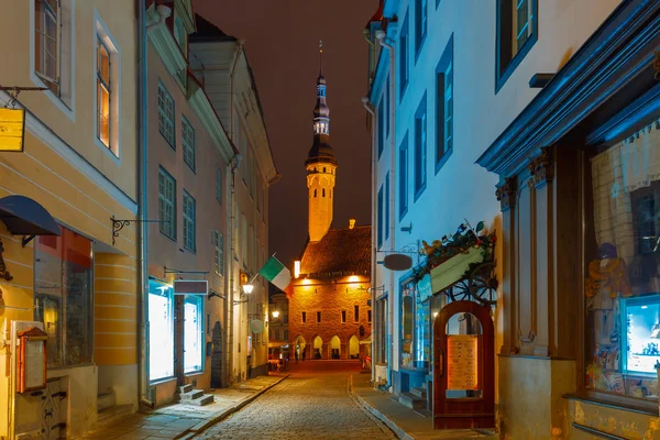 Night Street en el casco antiguo de Tallin, Estonia — Foto de Stock