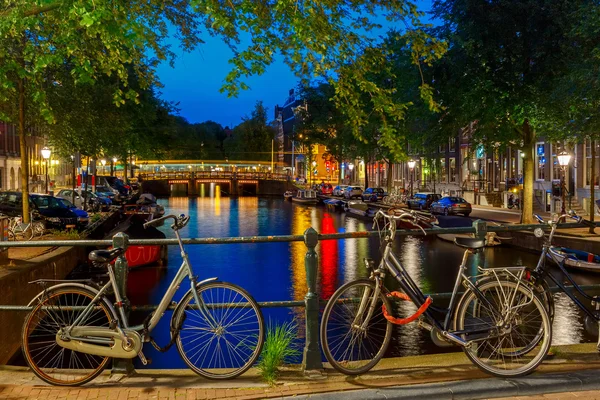 Vista nocturna del canal y puente de Ámsterdam —  Fotos de Stock