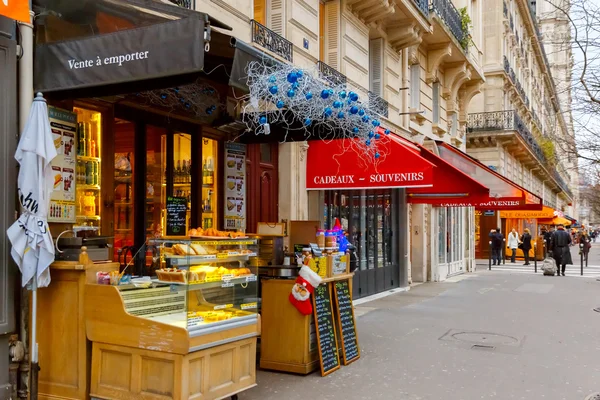 Karácsony Párizsban díszített tipikus párizsi kávézó — Stock Fotó