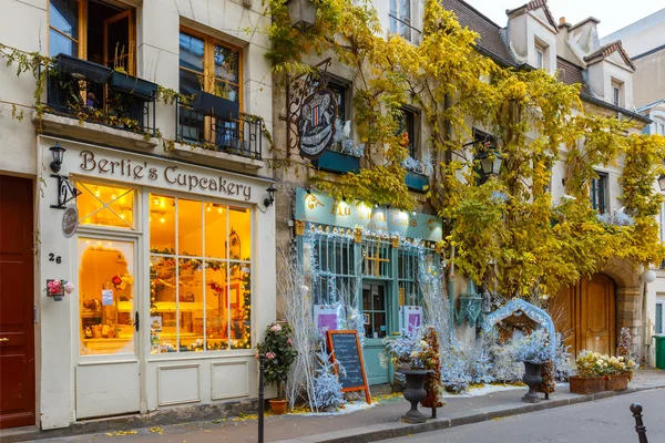 Typisch Parijse café Kerstmis ingericht in Parijs — Stockfoto