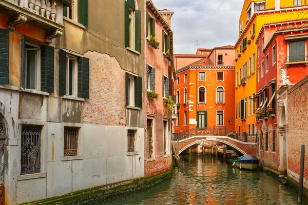 Terusan lateral berwarna-warni dan jembatan di Venesia, Italia — Stok Foto