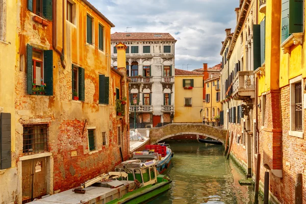 Terusan lateral berwarna-warni dan jembatan di Venesia, Italia — Stok Foto