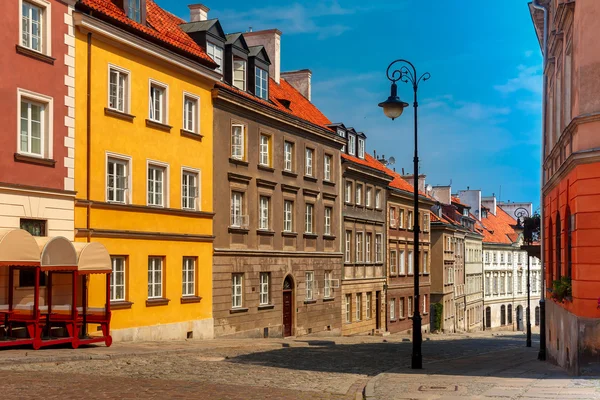 Calle pavimentada vacía en el casco antiguo, Varsovia, Polonia —  Fotos de Stock