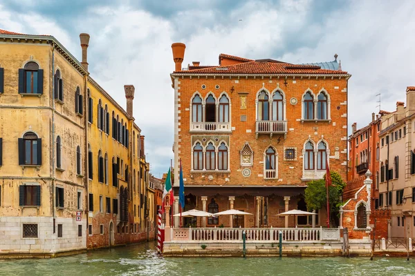 Venetianska gotiska palats på Grand canal, Venedig — Stockfoto