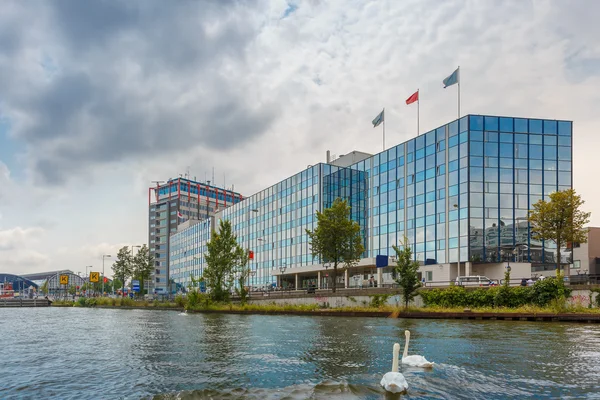 Canal de Amesterdão e edifício moderno, Holanda — Fotografia de Stock