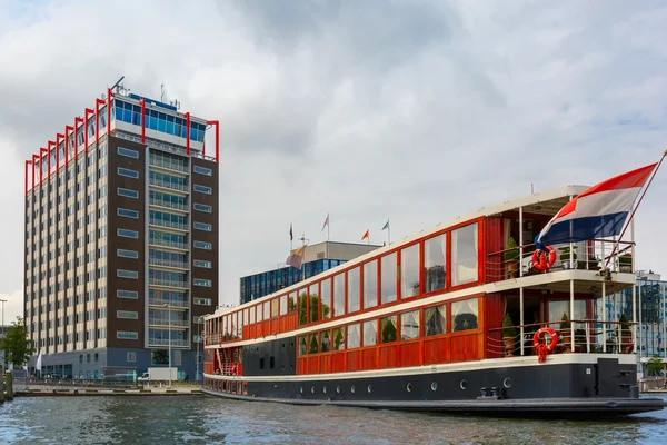 Amsterdam kanal, tekne ve modern Binası, Hollanda — Stok fotoğraf